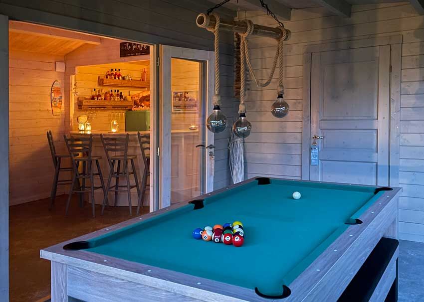 Gartenhaus mit Bar und Billardtisch